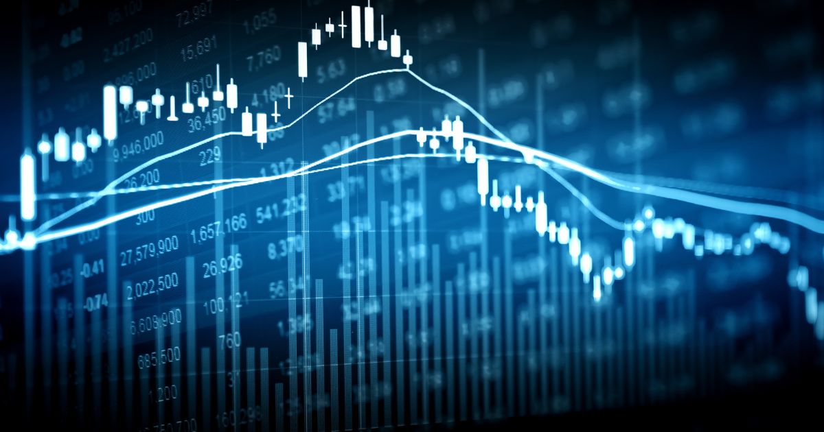 Um gráfico financeiro em estilo digital, com linhas e barras em azul e branco sobre um fundo escuro. O gráfico apresenta padrões de velas japonesas e linhas de tendência, simbolizando flutuações no mercado financeiro. Números e indicadores adicionais estão visíveis no plano de fundo, reforçando o tema de análise de dados e investimentos.