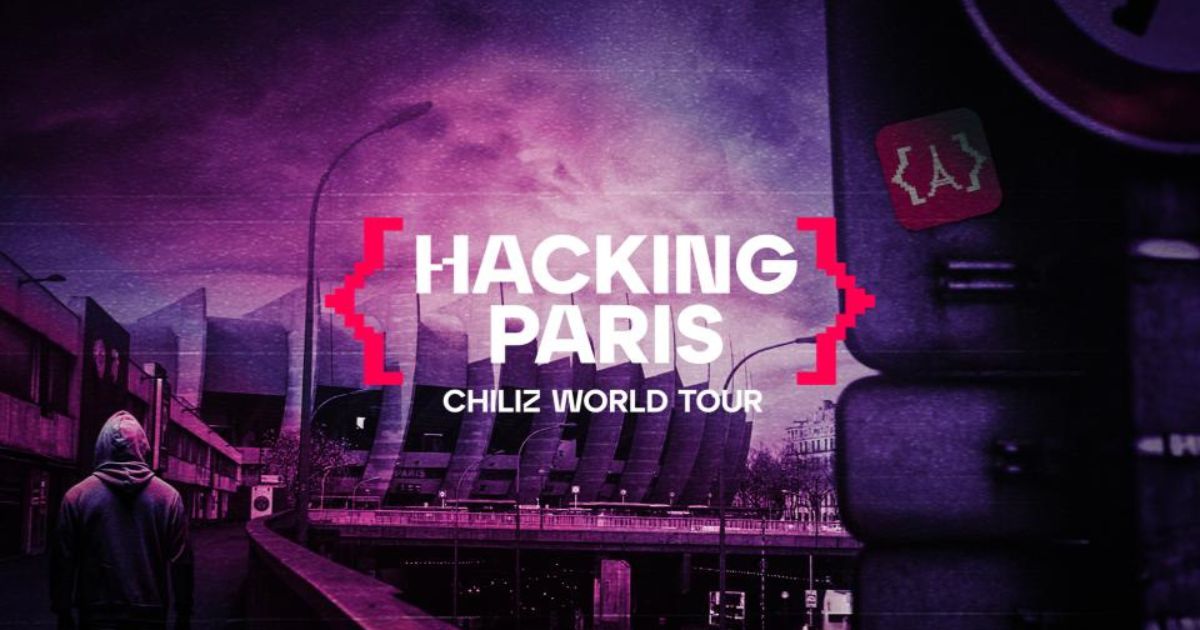 Uma arte digital com tons de roxo e rosa mostra uma cidade futurista e sombria. No centro, o texto "HACKING PARIS" aparece em branco, cercado por colchetes estilizados em vermelho pixelado. Abaixo, em letras menores, lê-se "CHILIZ WORLD TOUR". No lado esquerdo, uma figura encapuzada caminha por uma rua, enquanto ao fundo se destaca um estádio moderno, possivelmente o Parc des Princes, em Paris. O céu está nublado, e o ambiente tem um efeito glitch, remetendo ao universo da tecnologia e cibersegurança.